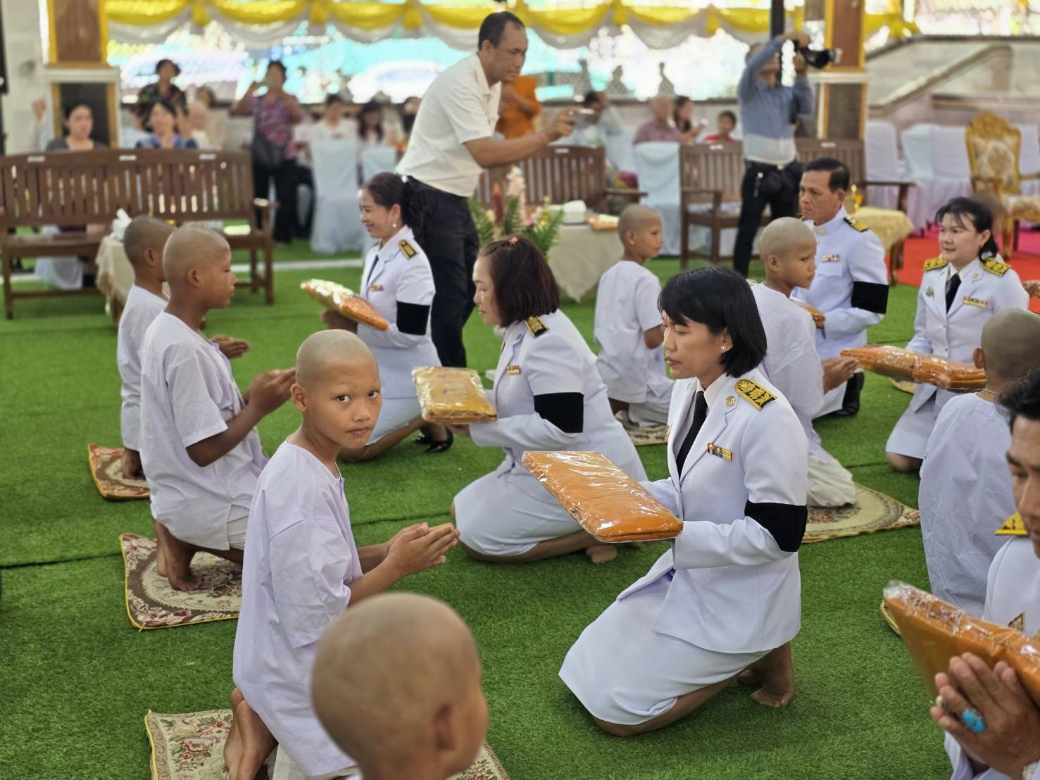 title -  ปฏิรูปที่ดินจังหวัดเพชรบุรี พร้อมด้วยเจ้าหน้าที่สำนักงานการปฏิรูปที่ดินจังหวัดเพชรบุรี ร่วมพิธีบรรพชาสามเณรและบวชศีลจาริณี ตามโครงการบรรพชาอุปสมบทพระภิกษุสามเณรและบวชศีลจาริณีภาคฤดูร้อน จังหวัดเพชรบุรี ประจำปี 2569